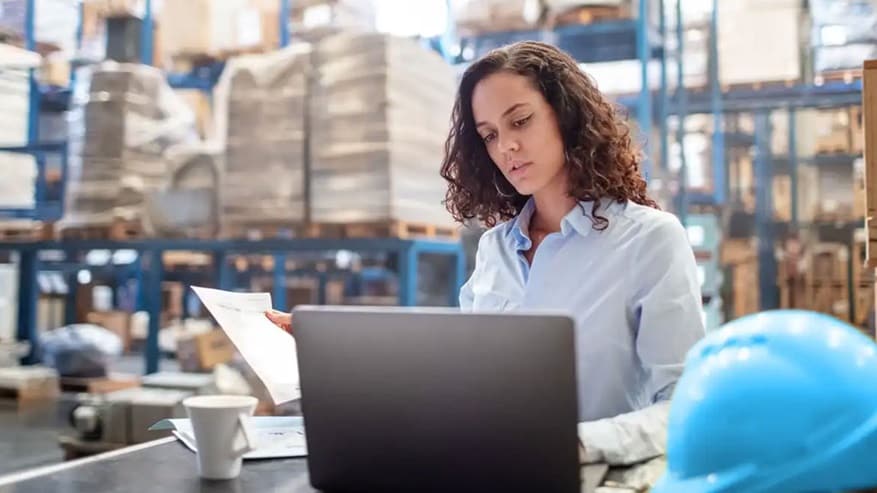 https://www.maersk.com/~/media_sc9/maersk/logistics-explained/shipping-documentation/a-woman-sitting-in-a-warehouse_1024x576.jpg?w=877&hash=0AEFC15BEA0C417FF878FEEEEC76C233