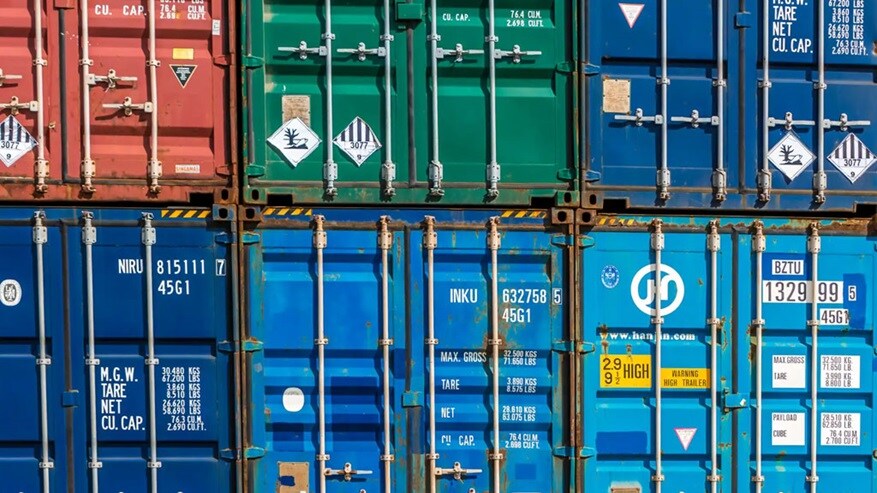 https://www.maersk.com/~/media_sc9/maersk/logistics-explained/transportation-and-freight/cargo-stacked-freight-containers_1024x576.jpg?w=877&hash=49445632AF9A7DBB46D11FA86CDBDFD4